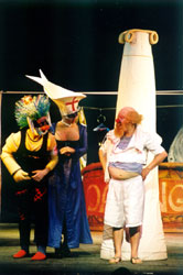 Сцена из спектакля «Апельсин, любовь и Труффальдино» Новоуральского театра кукол