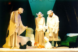 Сцена из спектакля «Котенок на снегу» Новоуральского театра кукол